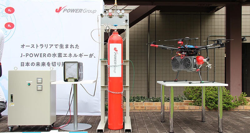 褐炭由来水素を充てんしたボンベと燃料電池（中央）水素燃料電池搭載ドローン（右）