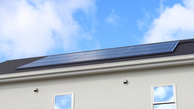 屋根の上の太陽光パネル