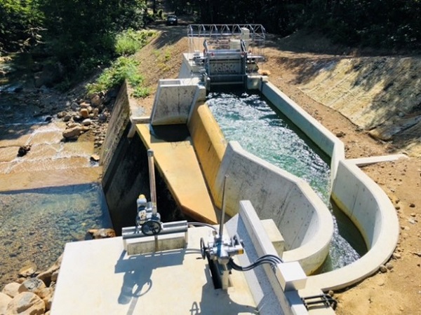 鶴の湯水力発電所"
