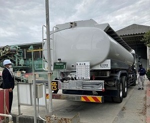 GTL燃料納入の様子