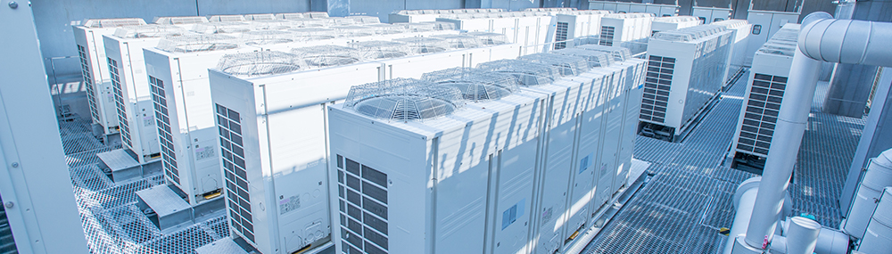 ビル屋上の空調室外機