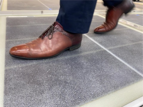 太陽光路面発電パネル「Solar Mobiway(ソーラーモビウェ)」