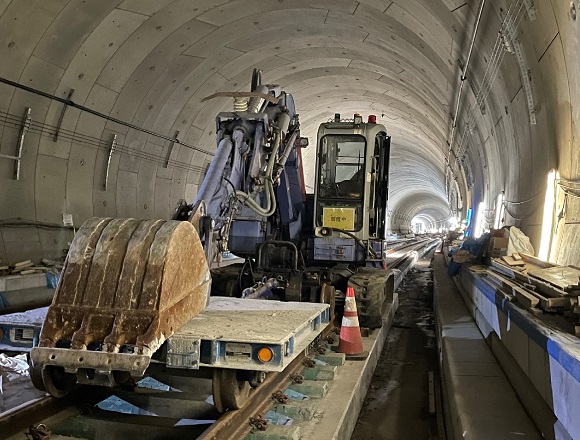 レール上を走行できる工事車両