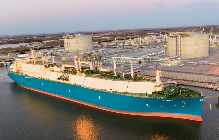 カルカシュー・パスLNG基地でLNGを積み込むLNG船「イヤニス」