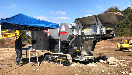 共同検証の様子(電池パックを搭載し試験中)