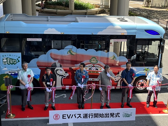 沖縄でEVモーターズ・ジャパン製 EV バスの運行開始出発式