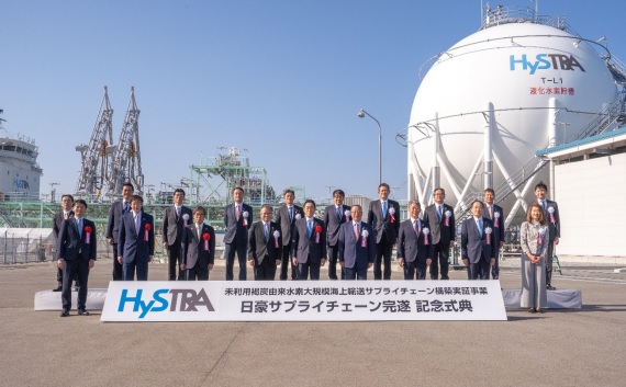 川崎重工など７社、褐炭から製造した水素の「海上輸送・荷役」実証試験の完遂式典
