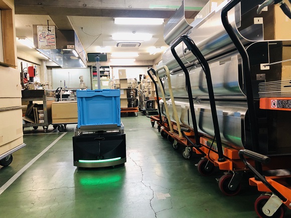 中小工場・物流倉庫・医療機関など向けの自律走行型搬送ロボット