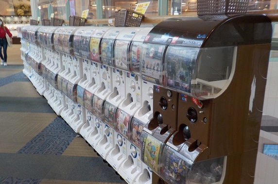 イオンモール熱田の通路に設置されたガチャ