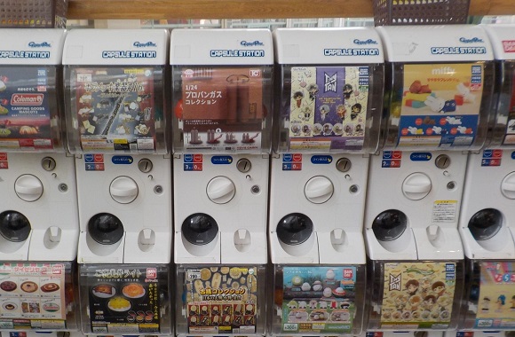 イオンモール熱田の通路に設置されたガチャ