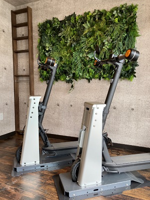 ワイヤレス給電のビー・アンド・プラス、電動キックボードと電動自転車で共用できる自動充電スタンドを提供