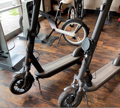 ワイヤレス給電のビー・アンド・プラス、電動キックボードと電動自転車で共用できる自動充電スタンドを提供