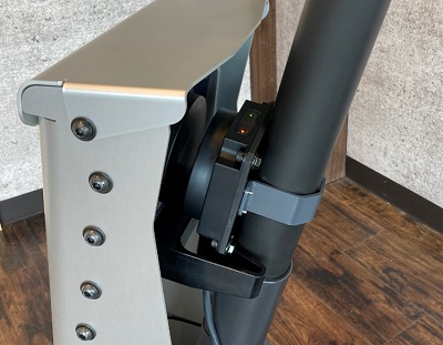 ワイヤレス給電のビー・アンド・プラス、電動キックボードと電動自転車で共用できる自動充電スタンドを提供