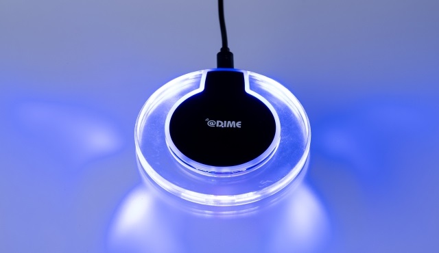 置くだけで充電！ Qi対応スマホのワイヤレス充電器が、DIME最新号（５／１２発売）の特別付録に！
