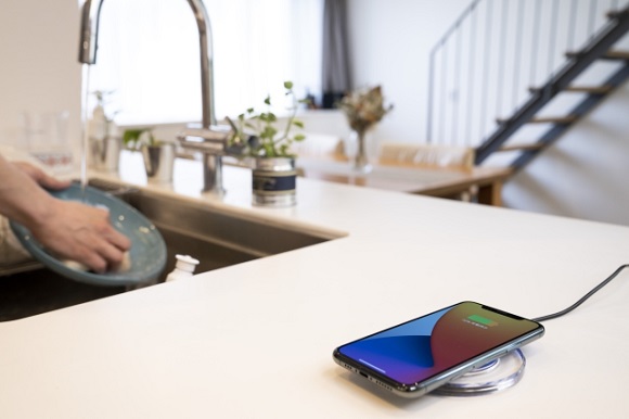 置くだけで充電！ Qi対応スマホのワイヤレス充電器が、DIME最新号（５／１２発売）の特別付録に！