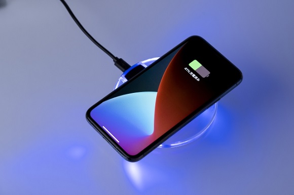 置くだけで充電！ Qi対応スマホのワイヤレス充電器が、DIME最新号（５／１２発売）の特別付録に！