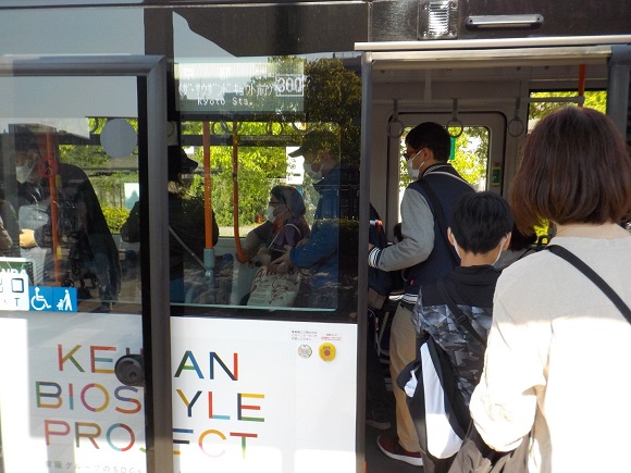 電気バス・京阪ループバスの乗車口