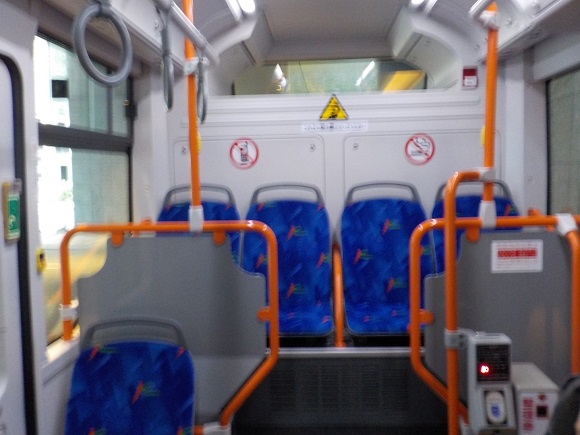 電気バス・京阪ループバスの車内(後部座席)