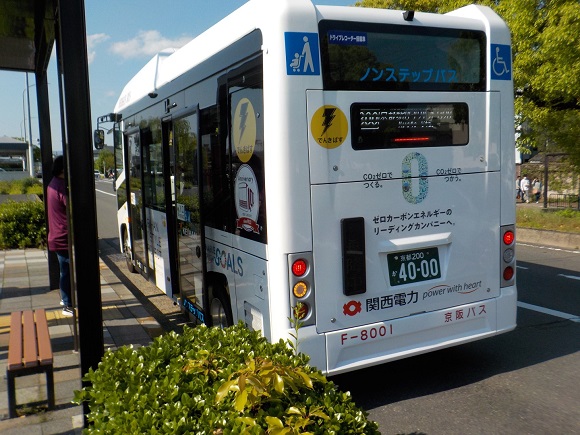 電気バス・京阪ループバスの外観・後面(七条京阪前のバス停にて)