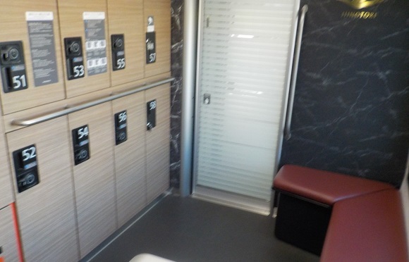 近鉄特急ひのとり・車内風景(ロッカー周辺)