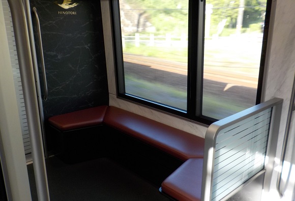 近鉄特急ひのとり・車内風景(ロッカー前のベンチ)