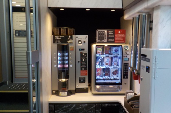 近鉄特急ひのとり・車内風景(自販機)