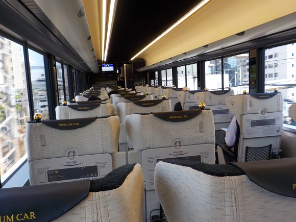 京阪電車・青いプレミアムカーの車内