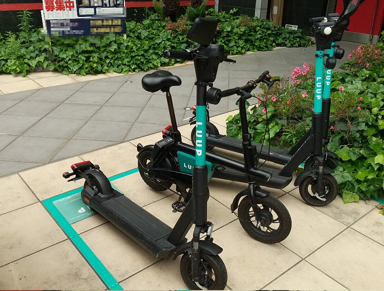 街中で、電動キックボート「Luup」を発見。