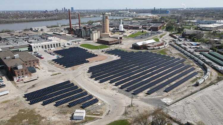 日本板硝子、米国ロスフォード工場内のメガソーラー発電設備がフル稼働