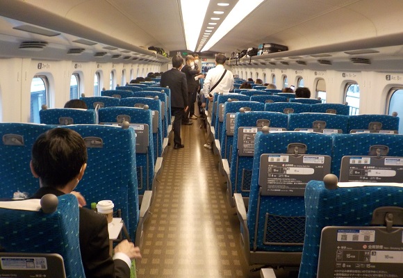 新大阪駅・新幹線の車内