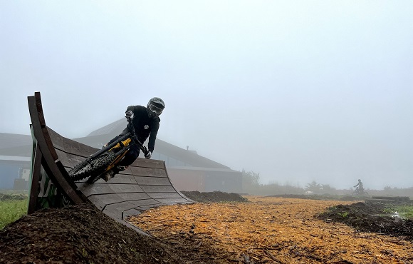 電動バイク専用の屋外施設「e-TRAIL PARK」、バイカーズパラダイス南箱根にオープン