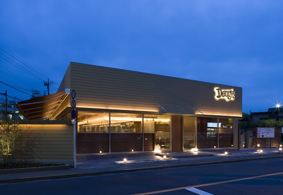 デニーズ調布店、植物の成長エネルギーで点灯する「ボタニカルライト」を中庭に常設化