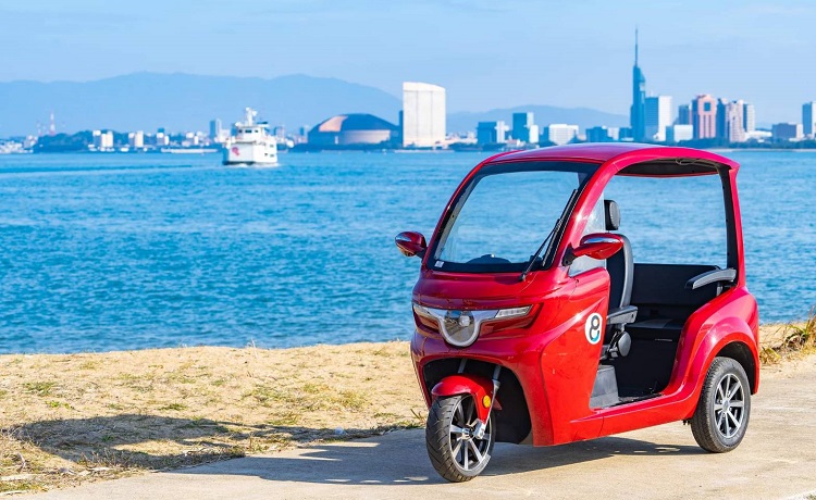 東大発学生ベンチャー「eMoBi」、8月16日・福岡市大名で電動トゥクトゥクのレンタルを開始