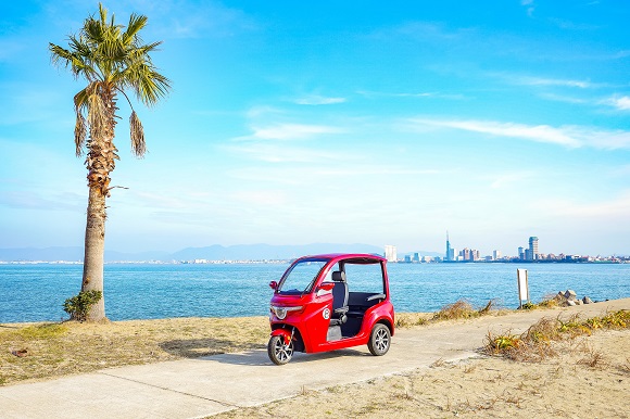 東大発学生ベンチャー「eMoBi」、8月16日・福岡市大名で電動トゥクトゥクのレンタルを開始