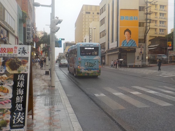 沖縄那覇市内・国際通りを走るＥＶバス