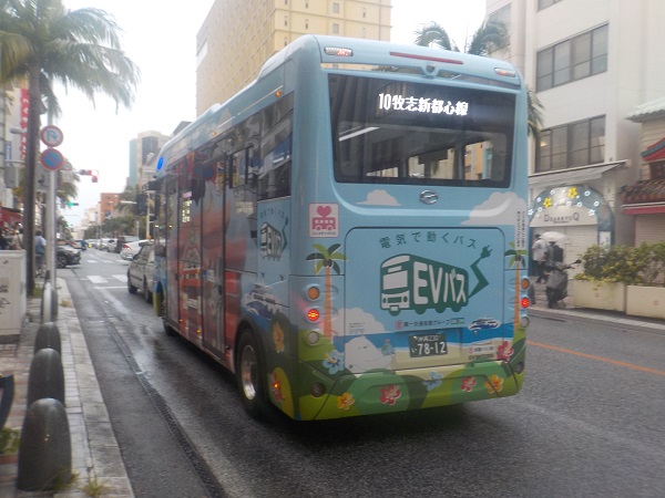 沖縄那覇市内・国際通りを走るＥＶバス