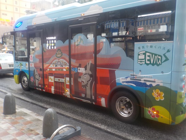 沖縄那覇市内・国際通りを走るＥＶバス