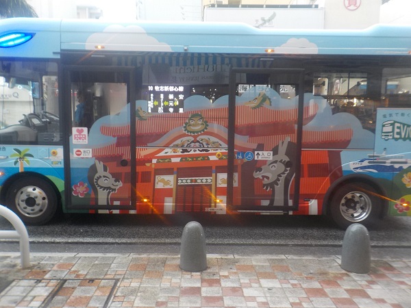 沖縄那覇市内・国際通りを走るＥＶバス