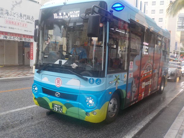 沖縄那覇市内・国際通りを走るＥＶバス