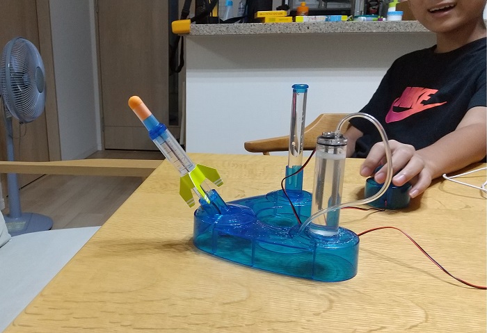 学研の科学の水素ロケット、ようやく発射しました
