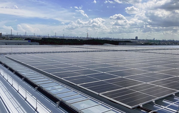 日本ベネックス、埼玉県草加市に「屋根借り」太陽光発電所を稼働