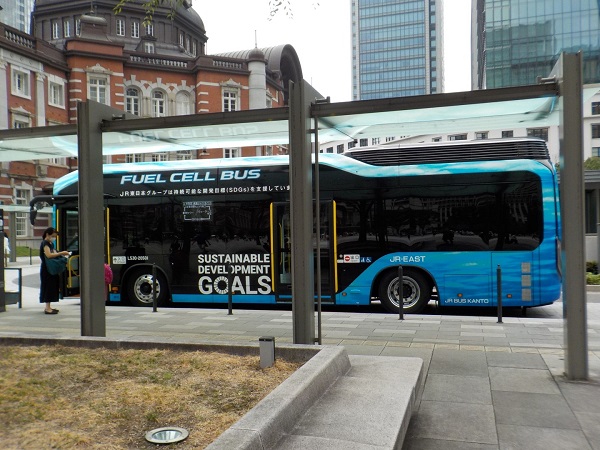 東京駅・丸の内で見た「燃料電池バスSORA」は、ＪＲ東日本バス。