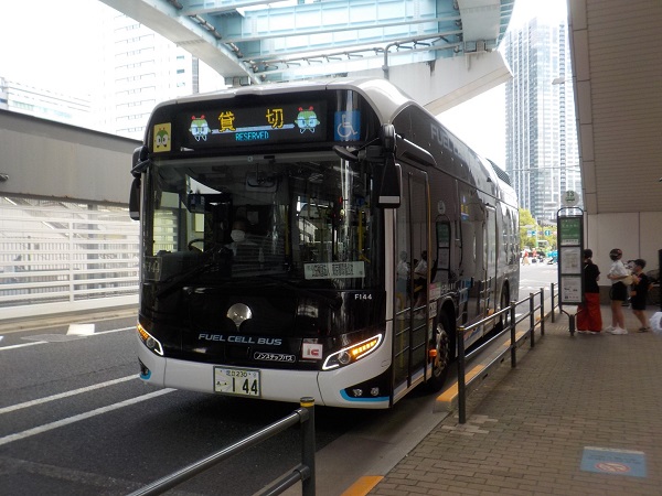 東京・豊洲駅前から乗車した「貸切」の燃料電池バスSORA