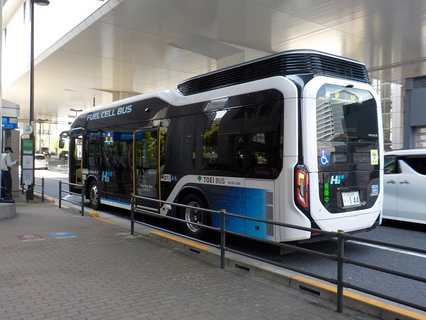 東京・豊洲駅前から乗車した「貸切」の燃料電池バスSORA