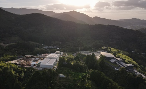 有田川バイオマス発電所(左)と温浴施設「かなや明恵峡温泉」(右)