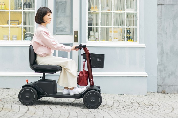 静岡スバル、歩道を走れるスクーター「WHILL Model S」10月26日より販売