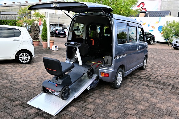 静岡スバル、歩道を走れるスクーター「WHILL Model S」10月26日より販売