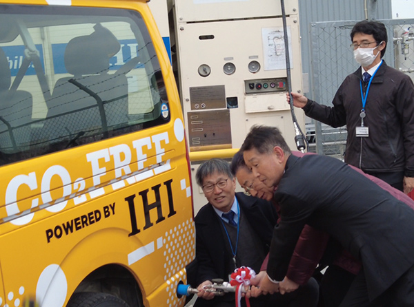 IHI、福島県相馬市でメタンバスへ再エネ利用のe-methane(合成メタン)の供給を開始