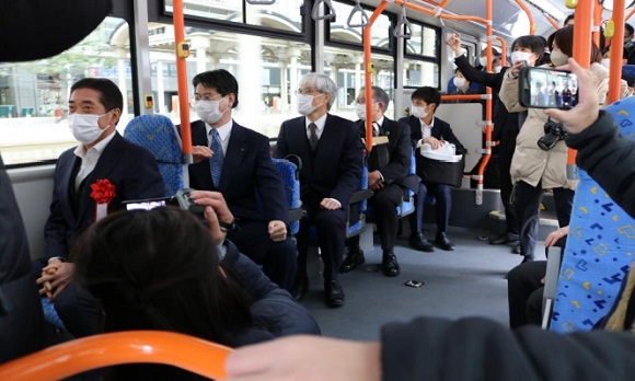 EV モーターズ・ジャパン、愛媛県・伊予鉄グループに大型EV路線バスを納車