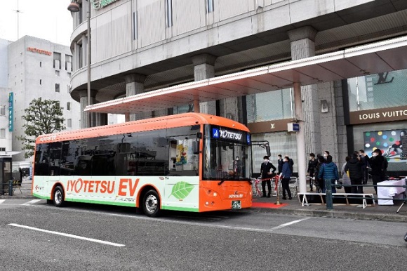 EV モーターズ・ジャパン、愛媛県・伊予鉄グループに大型EV路線バスを納車